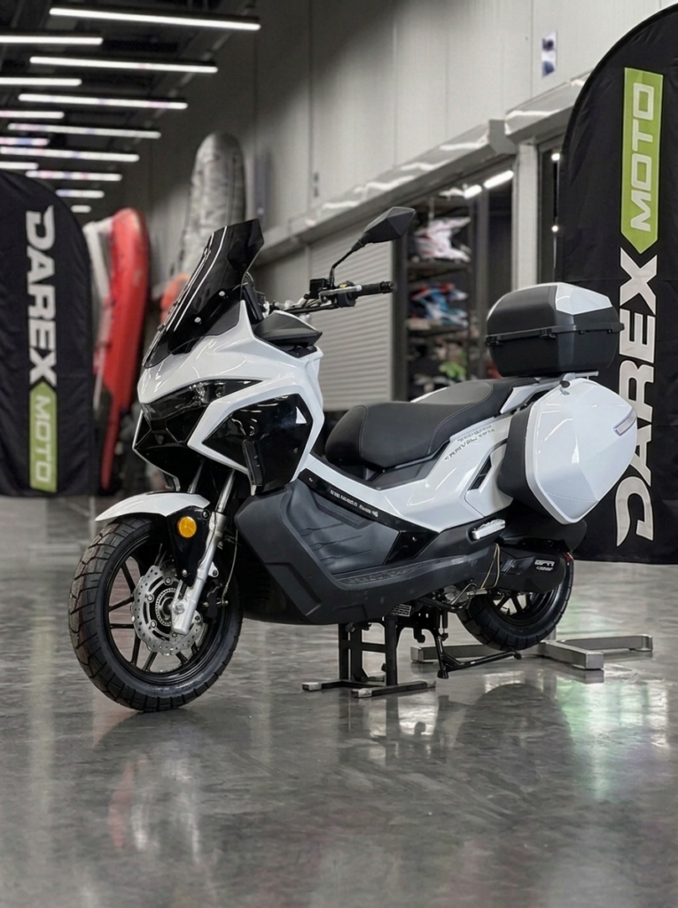 Скутер SPRMOTORS TRAVEL MAX белый T4-50H EFI (с кофром и боковыми боксами)