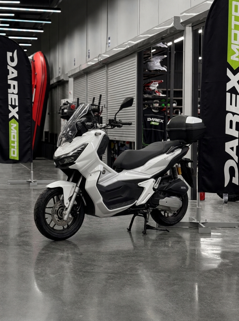 Скутер SPRMOTORS ADV MAX белый T4-50L (с кофром)